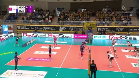 Dwie drużyny siatkarek grają mecz na boisku. Na tablicy widnieje wynik 0:2 dla drużyny z Rzeszowa.
