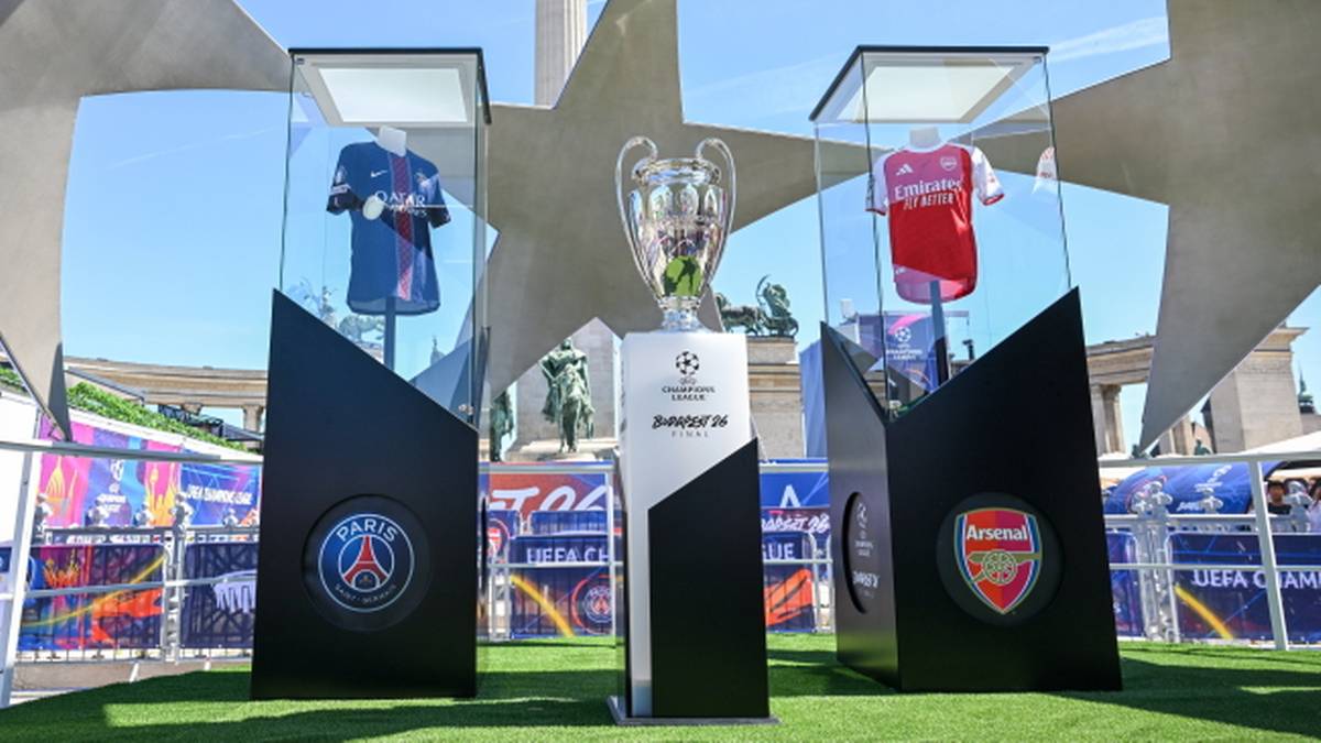 Puchar Ligi Mistrz&oacute;w UEFA wyeksponowany między gablotami z koszulkami Paris Saint-Germain i Arsenalu Londyn.