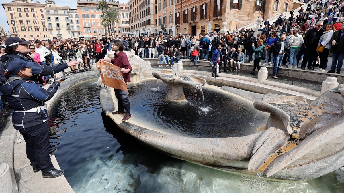 Rzym: Aktywiści wlali czarny płyn do fontanny na Placu Hiszpańskim. "Kropla, która przelewa czarę"