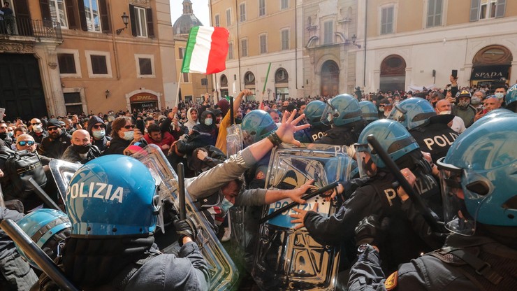 Protest restauratorów w Rzymie. Starcia z policją, wiele osób bez maseczek