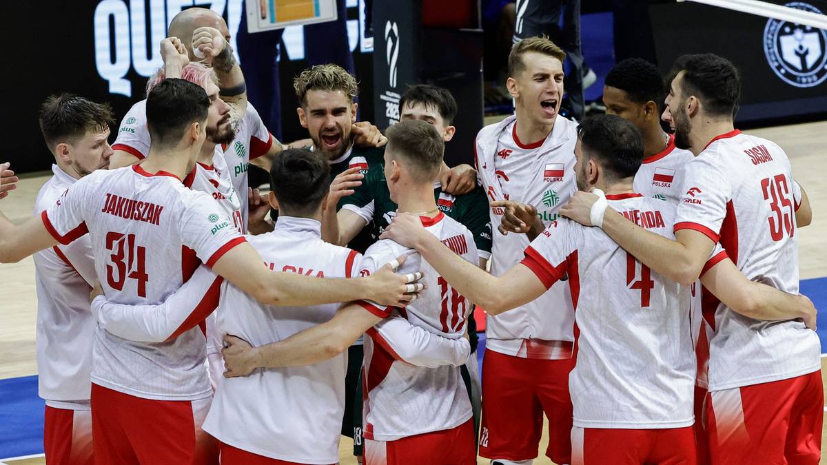 Drużyna siatkarzy Polski świętująca po meczu, zawodnicy przytulają się i cieszą się ze zwycięstwa.