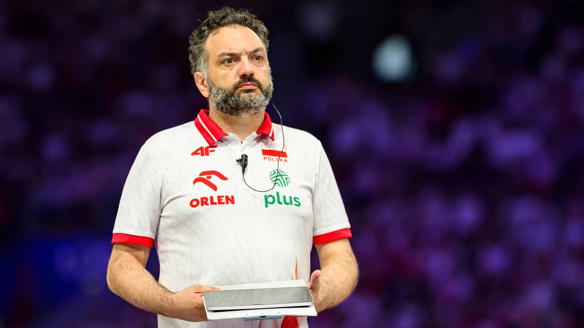 Trener Stefano Lavarini w białej koszulce z logo "ORLEN PLUS"