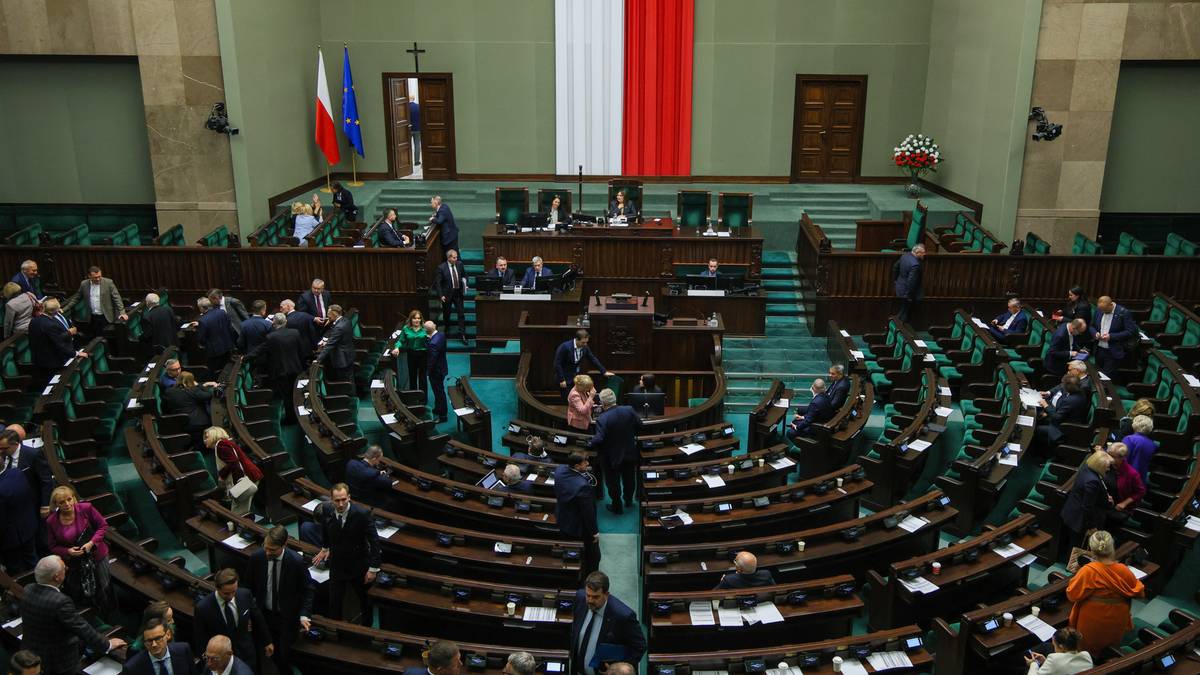 KO zdobywa Sejm. Niepokojący sondaż dla PiS-u