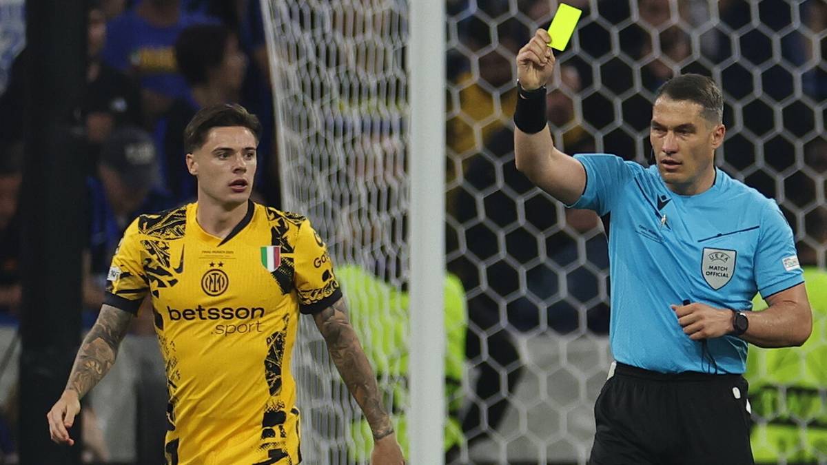 Sędzia pokazujący ż&oacute;łtą kartkę piłkarzowi Interu Mediolan.
