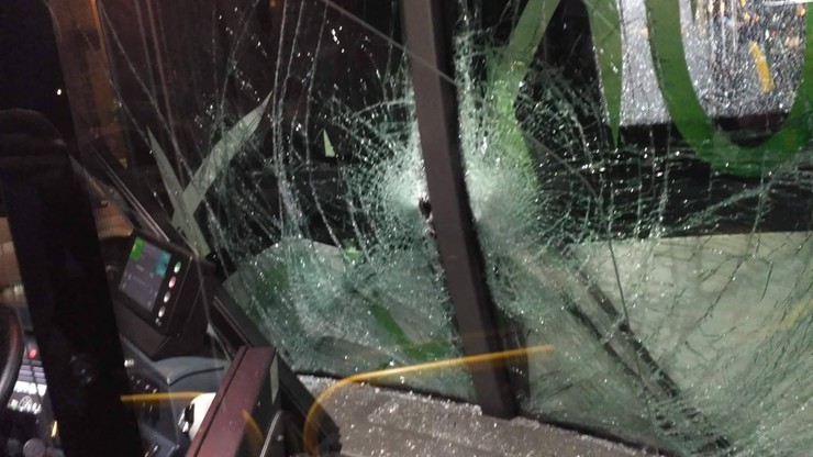 Awantura o miejsce w autobusie. 78-latek zaatakował kobietę, doprowadził do stłuczki, próbował uciec