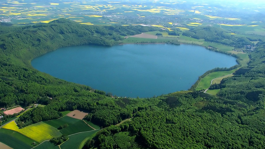 Jezioro Laacher See w Niemczech, krater drzemiącego wulkanu. Fot. magazin.seen.de