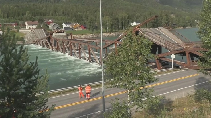 W Norwegii zawalił się most. Auta wpadły do rzeki 