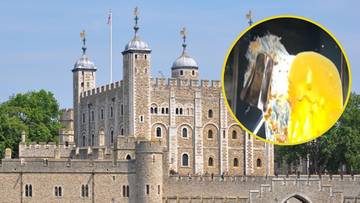 Widok na Tower of London z wysepką przedstawiającą rozmazany żółty płyn na szybie gabloty z koroną.