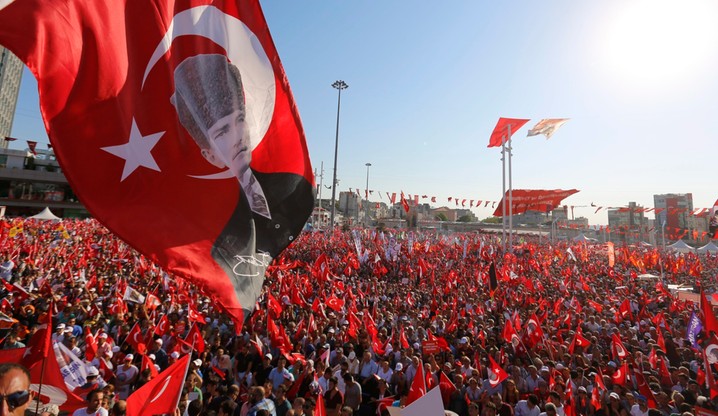 "Ani zamachu stanu, ani dyktatury!" - setki tysięcy osób na demonstracji w Stambule