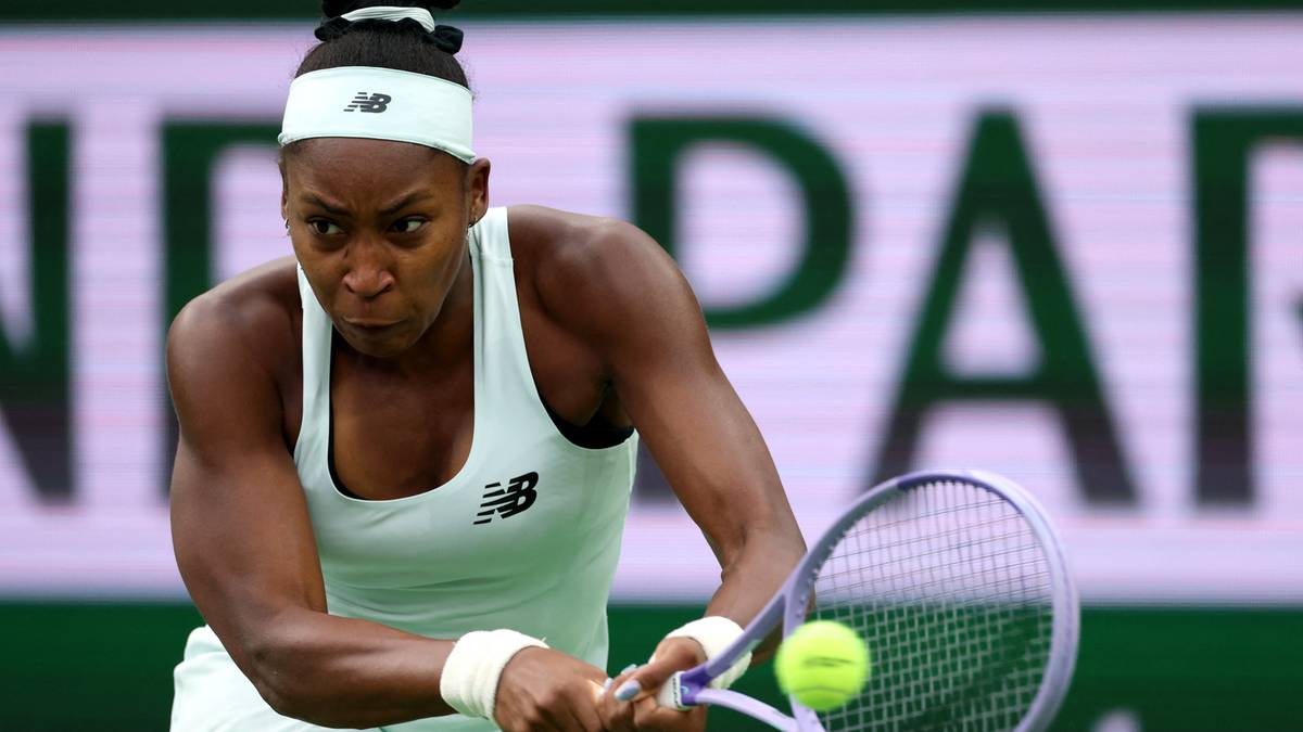 Tenisistka Coco Gauff odbija piłkę rakietą podczas meczu, skupiona na grze.