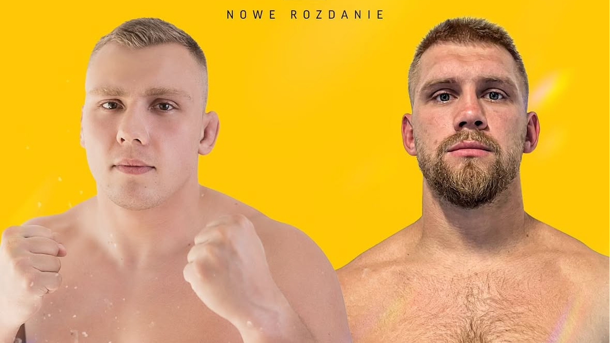 Dw&oacute;ch mężczyzn przygotowanych do walki MMA, zaciśnięte pięści, patrzą w stronę kamery.