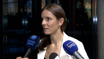 Maja Włoszczowska odpowiada na pytania dziennikarzy trzymających mikrofony stacji Polsat Sport i Tok FM.