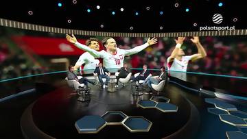 Grafika przedstawiająca studio telewizyjne z ekspertami analizującymi mecz piłki nożnej Szwecja - Polska. Na ekranach w tle widoczni są piłkarze w białych strojach z godłem Polski, a przed nimi siedzą komentatorzy w fotelach.