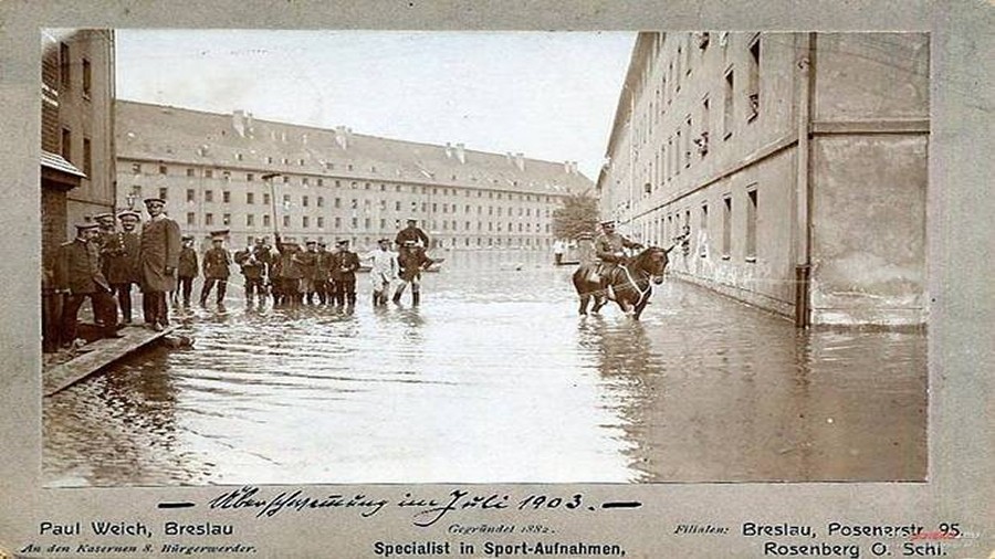 Koszary wojskowe przy ul. Dmowskiego we Wrocławiu w lipcu 1903 roku. Fot. fotopolska.eu