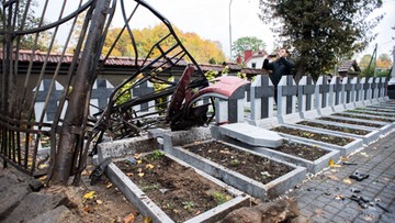 Wypadek na Litwie. Zniszczone ogrodzenie i nagrobki polskich żołnierzy na Rossie