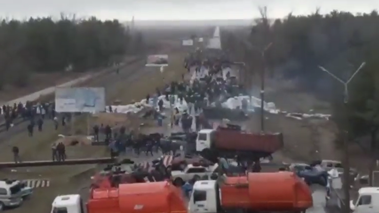 Wojna w Ukrainie. Mieszkańcy Enerhodaru bronią wstępu do miasta. "Elektrownia jest pod ochroną"