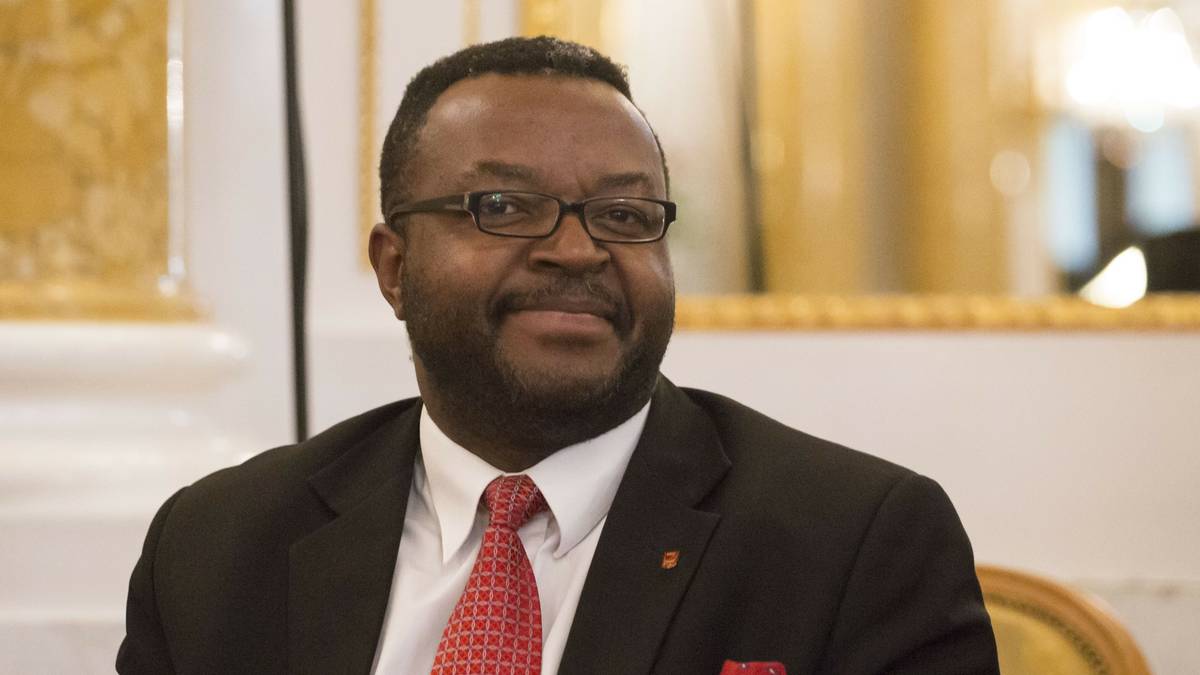 Spór o migrantów. John Godson grzmi o "narastających nastrojach rasistowskich"