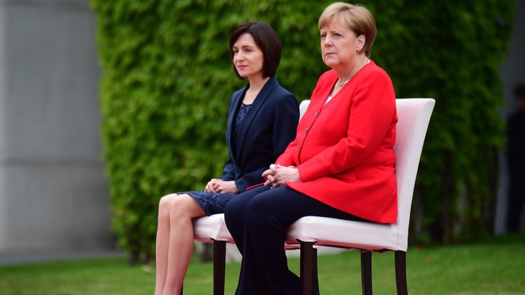 Merkel znów siedziała podczas odgrywania hymnów. Towarzyszyła jej premier Mołdawii