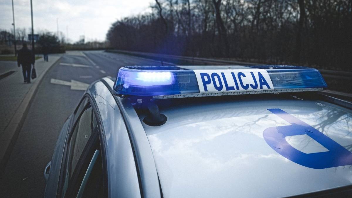 Radiowóz dachował podczas pościgu. Jedna osoba trafiła do szpitala