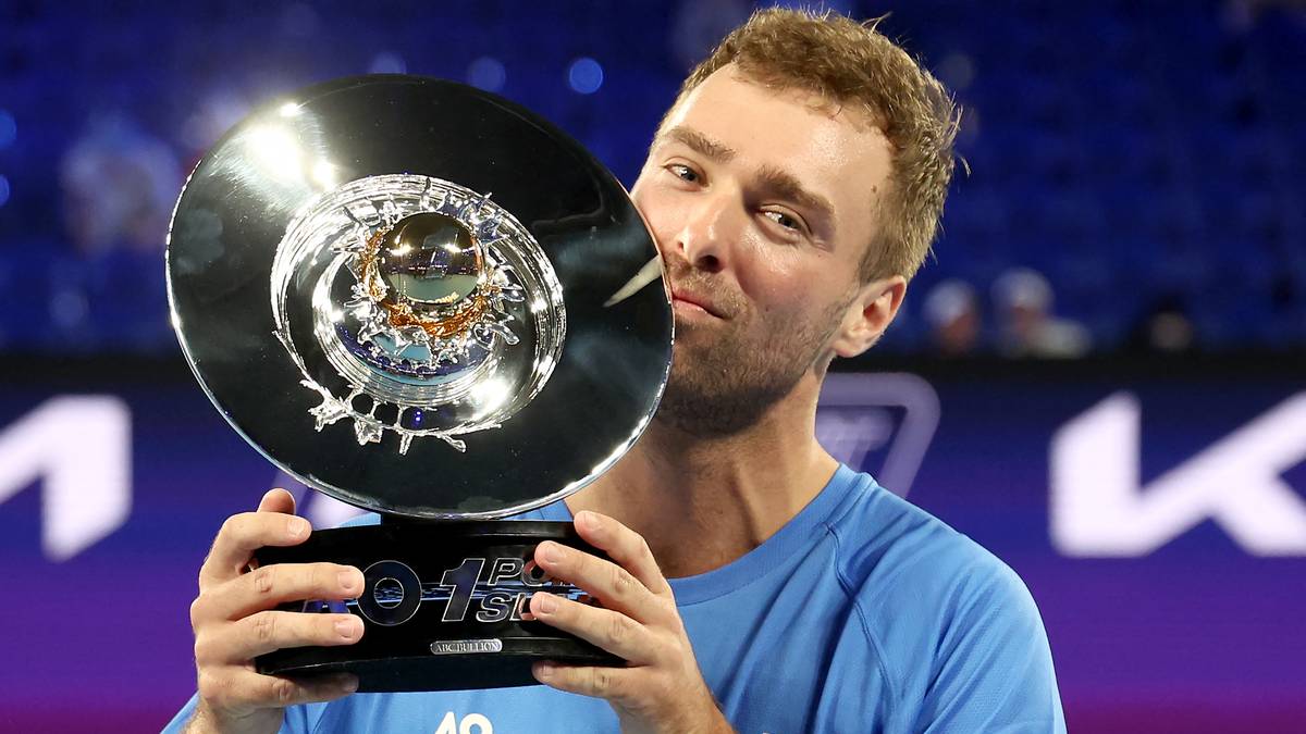 Tenisista z pucharem