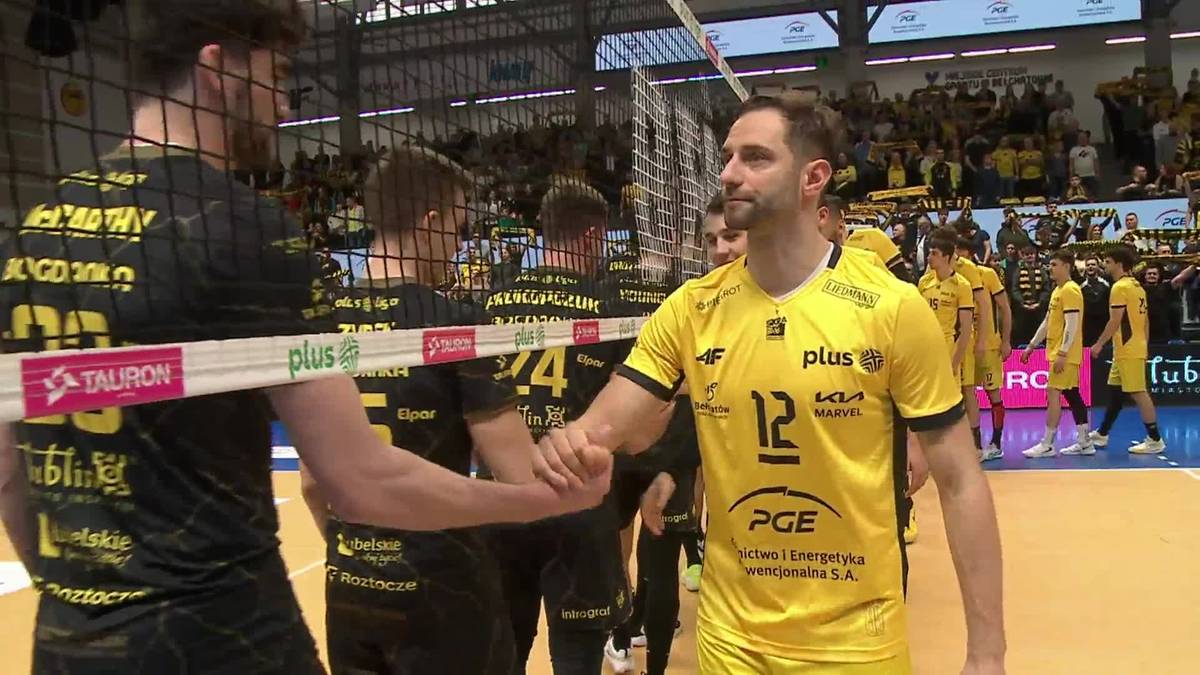 Siatkarze w żółtych koszulkach gratulują sobie po meczu.