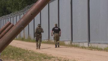Nowe dane z granicy. Migranci sięgnęli po kamienie i konary