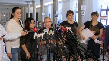 Minister Rafalska zaprosiła protestujących na rozmowy poza Sejmem. "Nie skorzystamy"