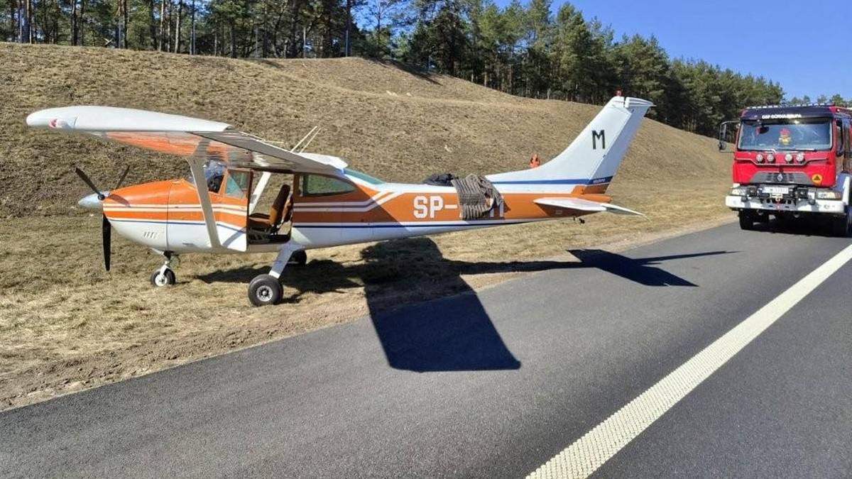 Awaryjne lądowanie awionetki na autostradzie A1. Są utrudnienia w ruchu