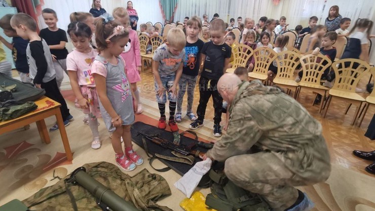 Rosja. "Akcja patriotyczna" w moskiewskich przedszkolach. Żołnierze z karabinami i granatnikami