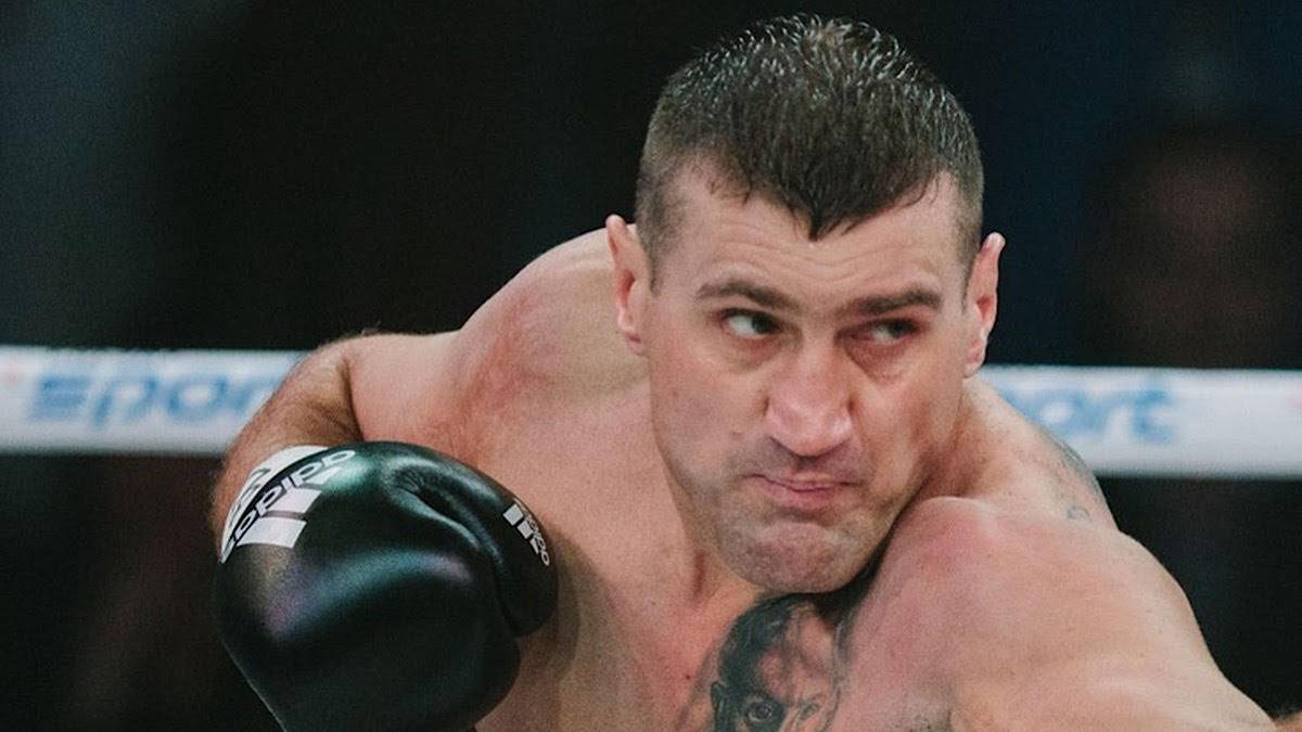 Bokser w rękawicy bokserskiej, przygotowujący się do ciosu.