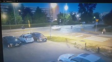 Leciał nad rondem w Daewoo Matizie. Policja nie była zadowolona