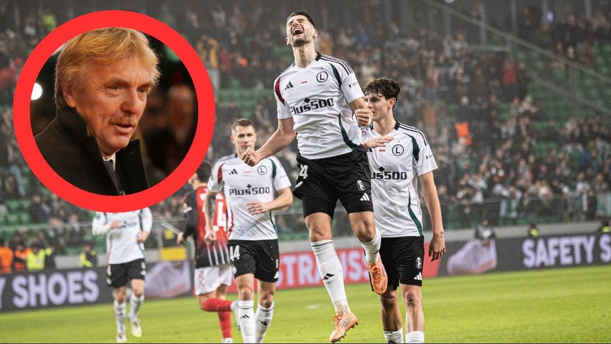 Dwaj piłkarze w białych strojach świętują bramkę na boisku piłkarskim, w tle inni zawodnicy i trybuny kibic&oacute;w. W lewym g&oacute;rnym rogu kadru znajduje się okrągłe zdjęcie z wizerunkiem starszego mężczyzny o blond włosach.