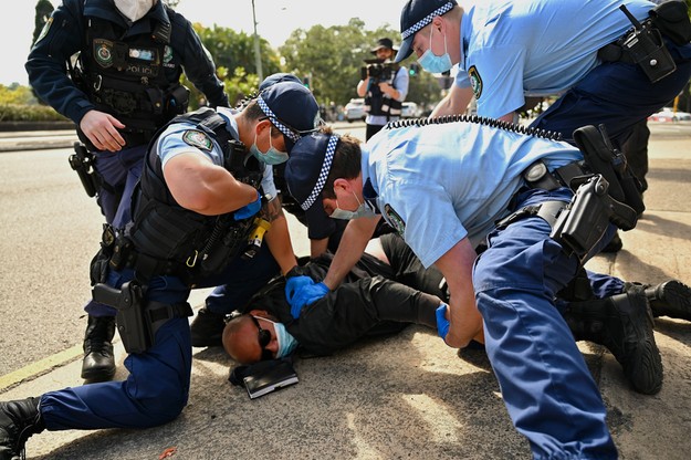 Aresztowanie jednego z demonstrantów w Australii. Mieszkańcy tego kraju tłumnie wyszli na ulice, aby zaprotestować przeciwko lockdownom