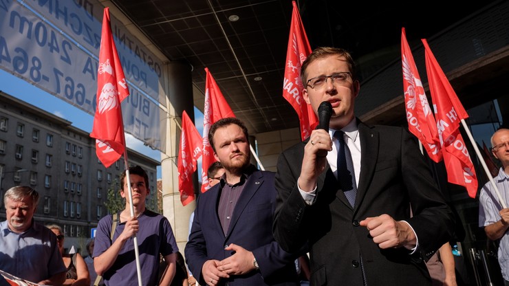 Narodowcy protestowali przeciw "ingerencji KE w sprawy Polski". Chcą ściągnięcia unijnych flag z Sejmu