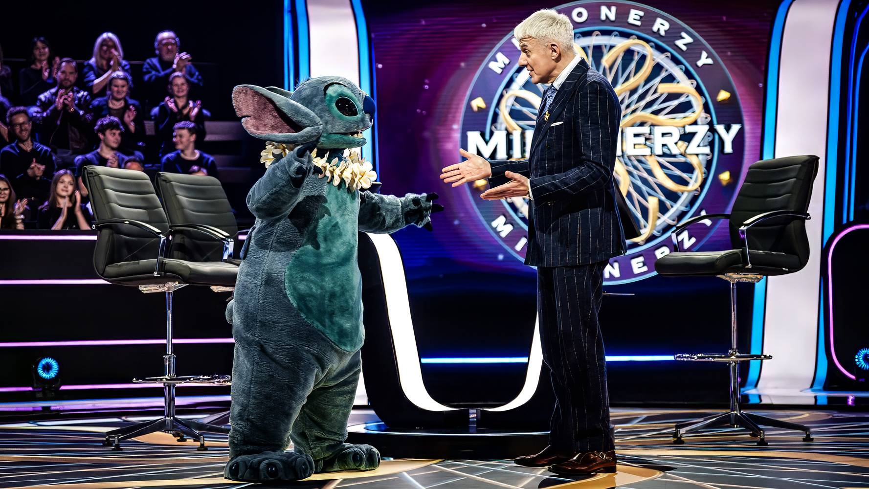 Hubert Urbański z postacią z filmu