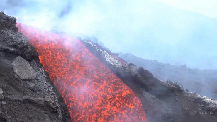 Włochy. Wulkan Etna wyrzuca lawę. Nagrania trafiają do sieci