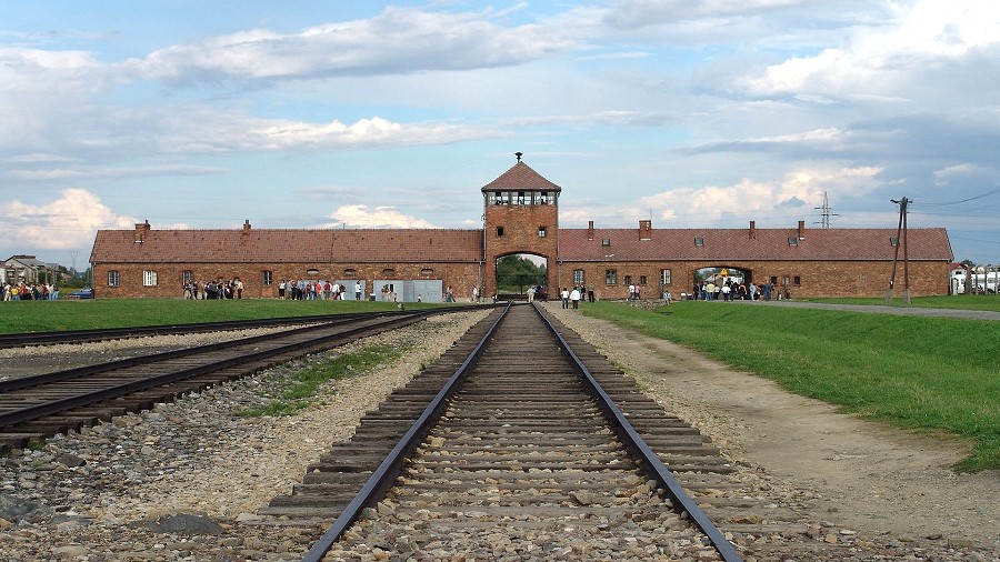 Wartownia i brama główna Auschwitz II. Fot. Michel Zacharz AKA Grippenn.