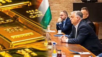 Złote sztabki na pierwszym planie, za nimi widoczna flaga Węgier i grupa mężczyzn siedzących przy stole.