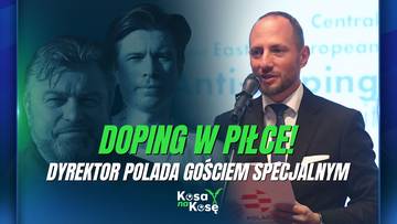 Fragment transmisji sportowej z napisem "DOPING W PIŁCE! DYREKTOR POLADA GOŚCIEM SPECJALNYM". Po prawej mężczyzna w garniturze m&oacute;wi do mikrofonu, po lewej dwie inne twarze.