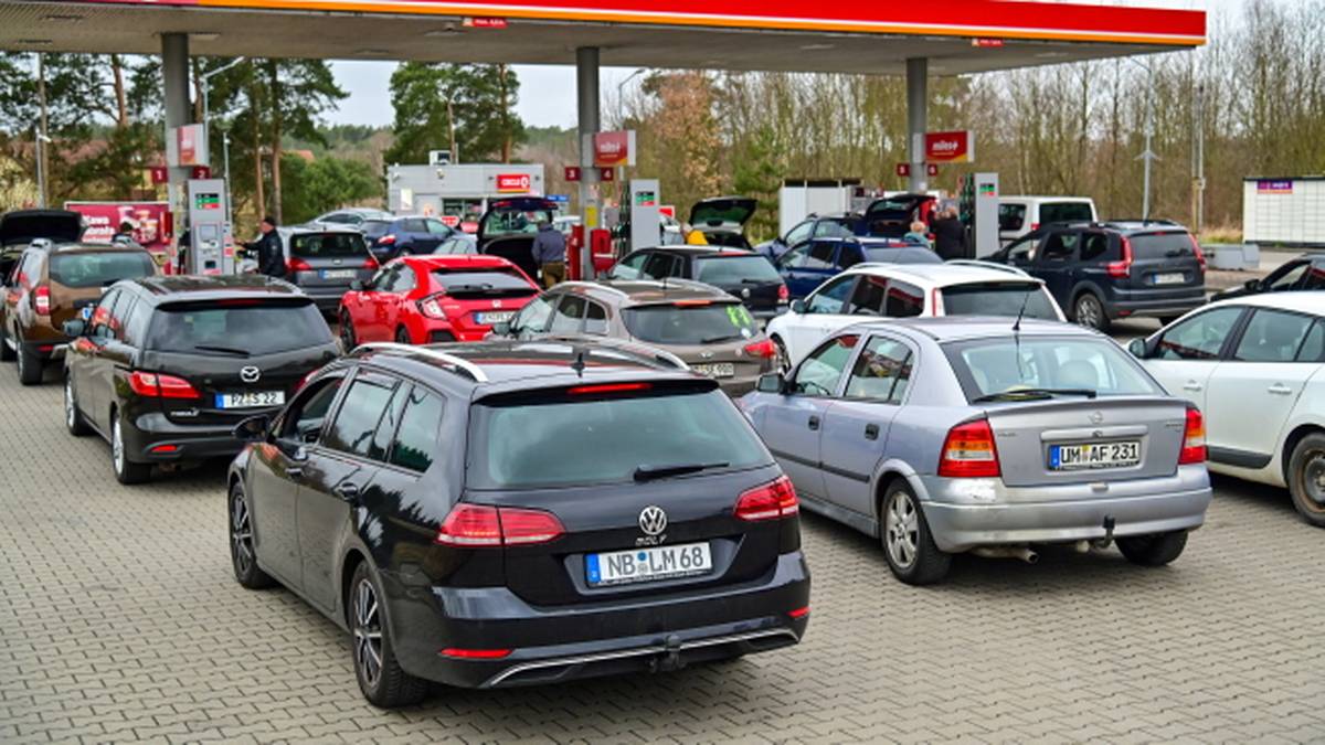 Ceny przyciągnęły kierowców z Niemiec. Kolejki na stacjach paliw