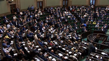 PiS zyskuje, PO traci, pięć partii w Sejmie. Sondaż IBRiS
