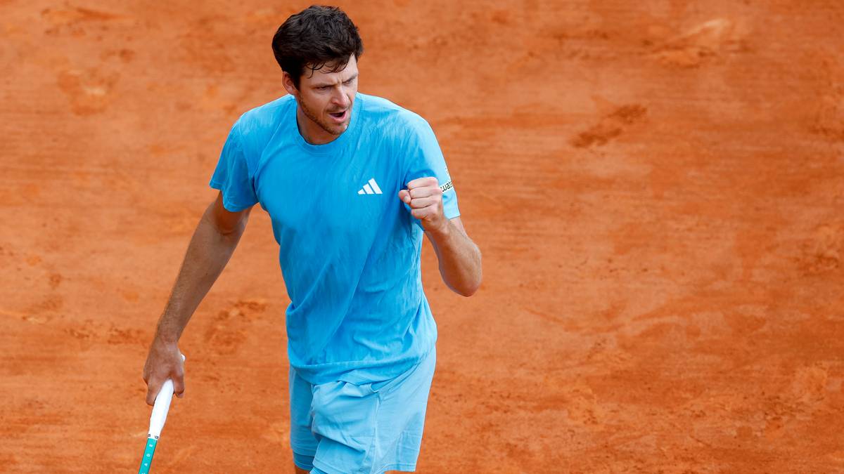 Tenisista Hubert Hurkacz świętuje zdobyty punkt na korcie ziemnym.