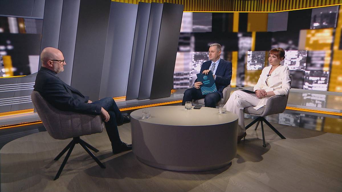 Trzy osoby w studiu telewizyjnym siedzące przy okrągłym stoliku, uczestniczące w programie "Najważniejsze pytania".