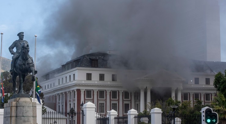 RPA. W najstarszej części budynku parlamentu wciąż tli się ogień po pożarze