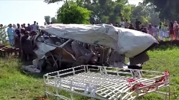 Pociąg zderzył się z busem. Zginęło 20 osób, co najmniej 8 jest rannych