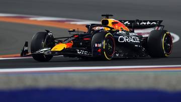 Bolid Formuły 1 zespołu Red Bull Racing na torze.