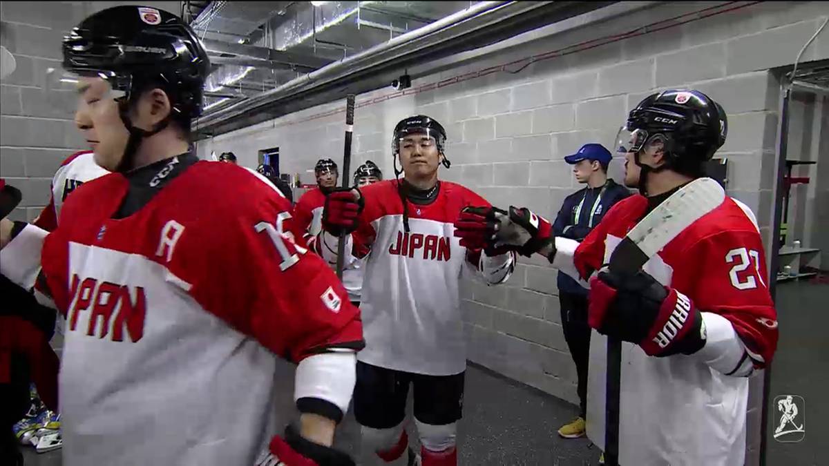 Hokeiści reprezentacji Japonii w czerwono-białych strojach