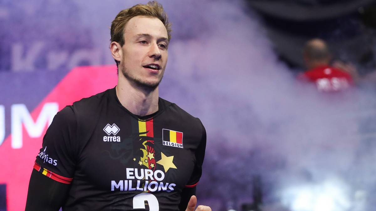 Siatkarz w czarnej koszulce z flagą Belgii i napisem "EURO MILLIONS"