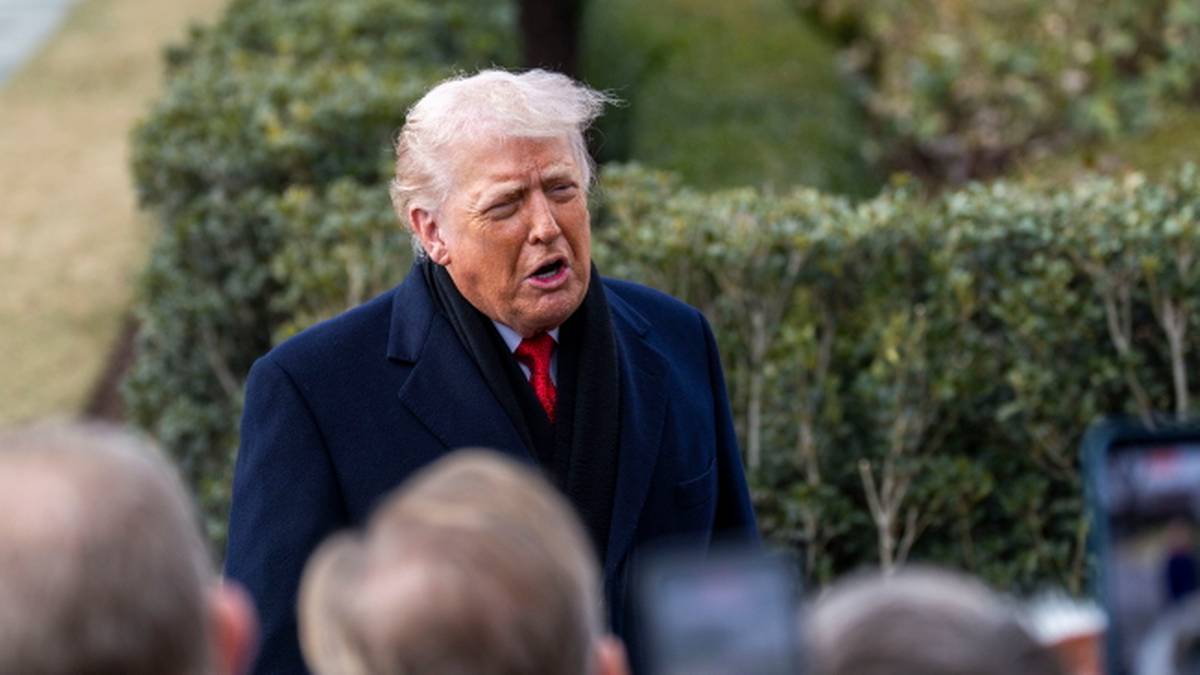 Donald Trump przemawia na zewnątrz.