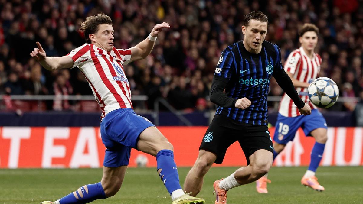 Dwóch piłkarzy grających w piłkę nożną, jeden w koszulce Atletico Madryt, drugi w koszulce Interu Mediolan.